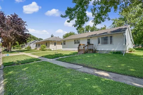 714 6th St NE, Independence, IA 50644