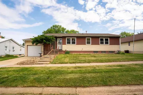 1203 L Ave, Grundy Center, IA 50638