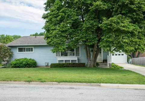 1826 2nd Ave NW, Waverly, IA 50677