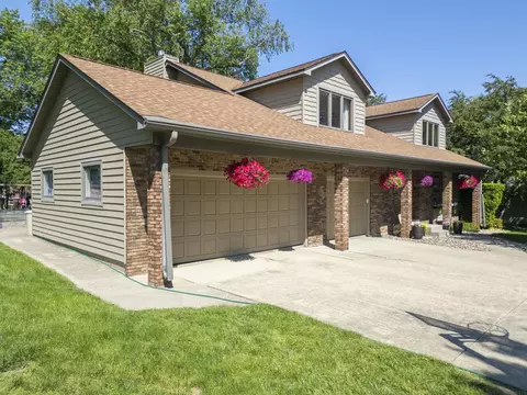 2215 Minnetonka Dr, Cedar Falls, IA 50613