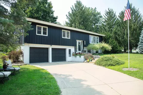1117 Woodring Dr, Waverly, IA 50677