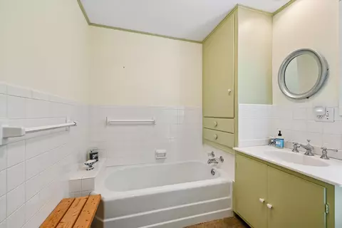 Bath - 208 SE 4th Ave, Waverly, IA 50677 photo 2 of 2