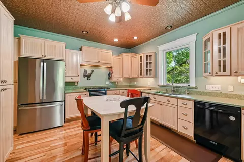 Kitchen - 208 SE 4th Ave, Waverly, IA 50677 photo 2 of 3