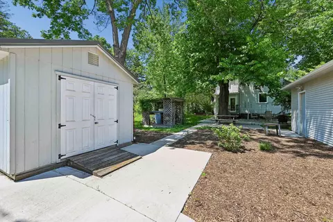 Exterior - 208 SE 4th Ave, Waverly, IA 50677 photo 5 of 7