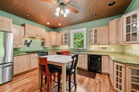 Kitchen - 208 SE 4th Ave, Waverly, IA 50677 photo 1 of 3