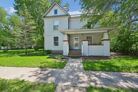 Exterior - 208 SE 4th Ave, Waverly, IA 50677 photo 1 of 7