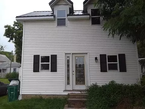 310 1st St W, Independence, IA 50644