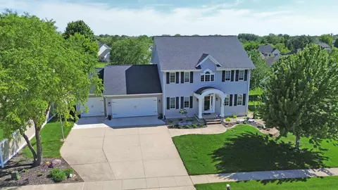 2703 Glen Oaks Dr, Cedar Falls, IA 50613