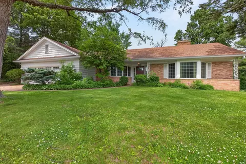 221 Byrnes Dr, Waterloo, IA 50701