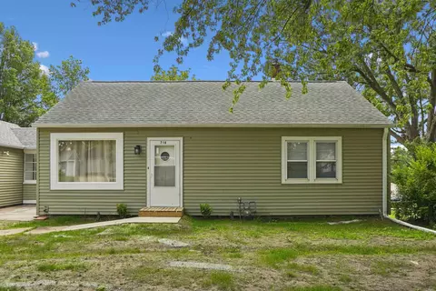 716 W 18th St, Cedar Falls, IA 50613