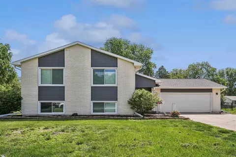 883 Lynkaylee Dr, Waterloo, IA 50701