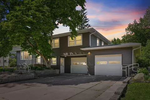 1029 W 13 St, Cedar Falls, IA 50613