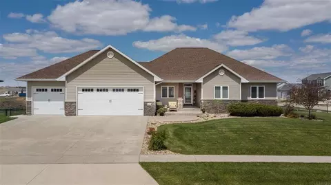 4202 Wild Horse Dr, Cedar Falls, IA 50613