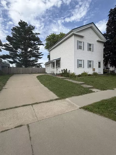 704 E 1st St, Independence, IA 50644