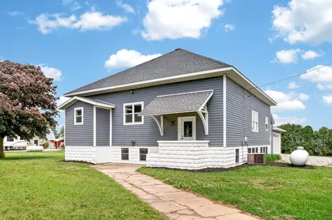 109 Sawyer St, Stout, IA 50673