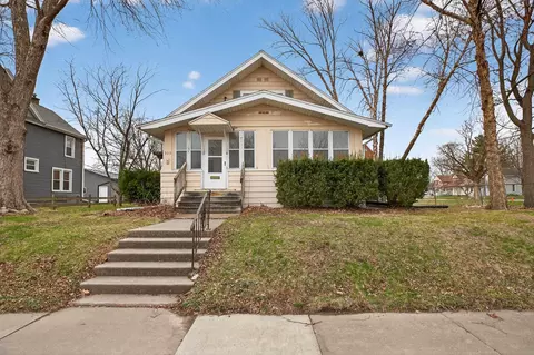 909 Grove St, Cedar Falls, IA 50613