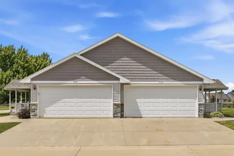 904 NE Cresent View Dr, Cedar Rapids, IA 52402