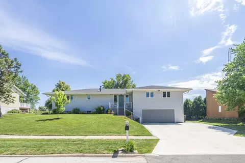 2014 Hilton Dr, Cedar Falls, IA 50613