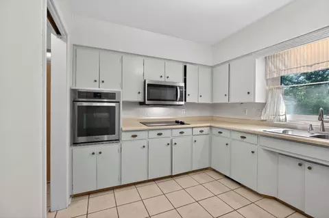 Kitchen - 443 S Hackett Rd, Waterloo, IA 50701 photo 4 of 4