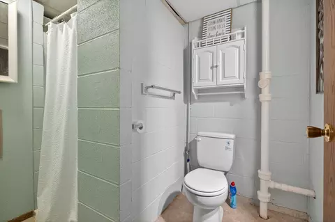 Bath - 443 S Hackett Rd, Waterloo, IA 50701 photo 2 of 2