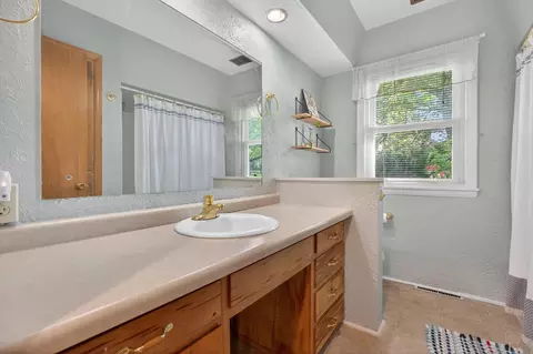 Bath - 443 S Hackett Rd, Waterloo, IA 50701 photo 1 of 2