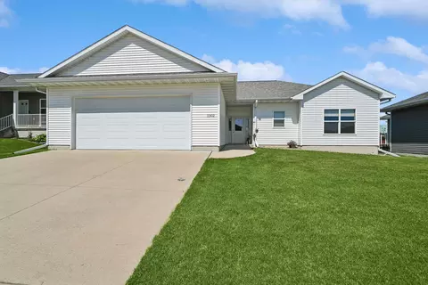 1302 SE 1st St, Waverly, IA 50677