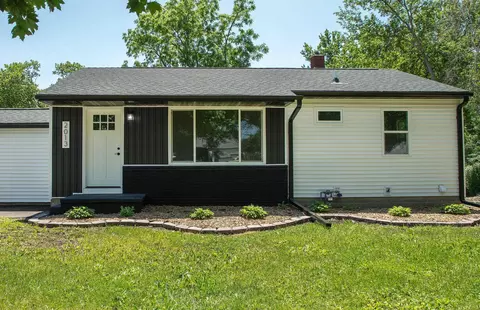 2013 Maplewood Dr, Cedar Falls, IA 50613