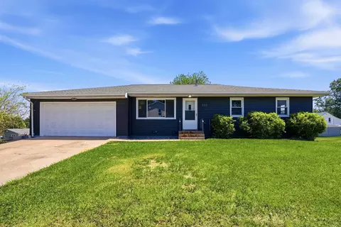 302 Dickens St, Parkersburg, IA 50665