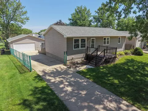 206 Spruce Hills Dr, Cedar Falls, IA 50613