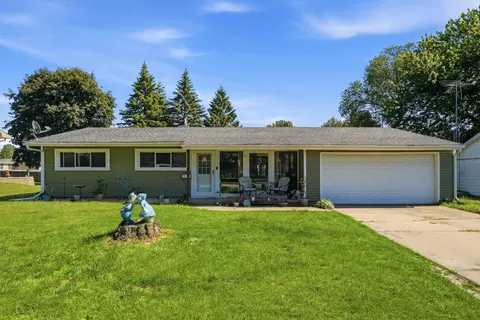 1104 1st St NE, Oelwein, IA 50662