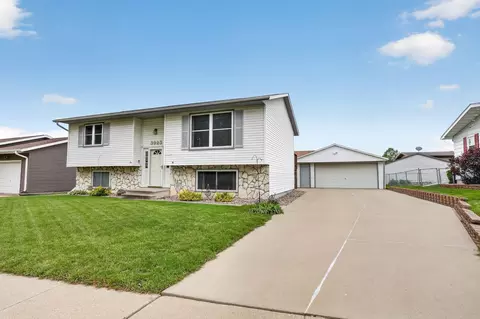 3923 Del Matro Rd, Waterloo, IA 50701