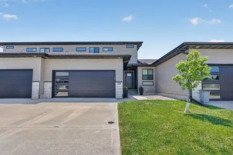 1220 Loren Dr, Cedar Falls, IA 50613