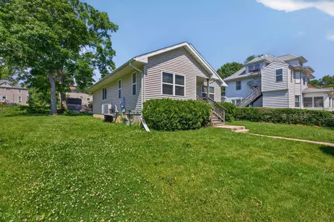 2423 Walnut St, Cedar Falls, IA 50613