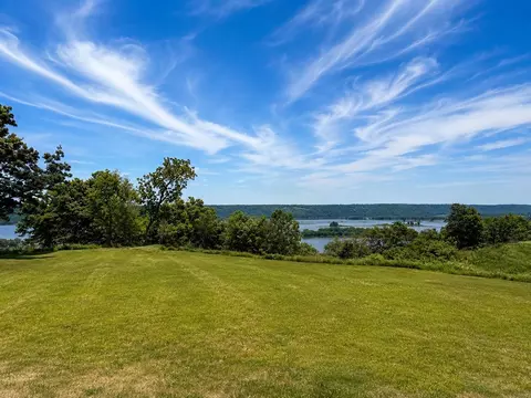 137 Royal Oaks Ct, Guttenberg, IA 52052