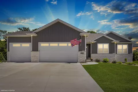 185 Eagle Ridge Dr, Waverly, IA 50677