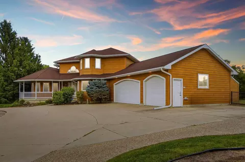 709 Lake Ridge Dr, Cedar Falls, IA 50613