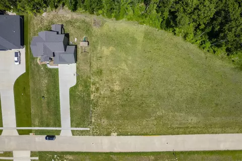 118 Deerfield Cir, Waverly, IA 50677