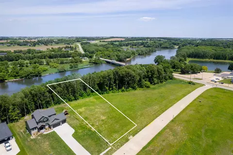 118 Deerfield Cir, Waverly, IA 50677