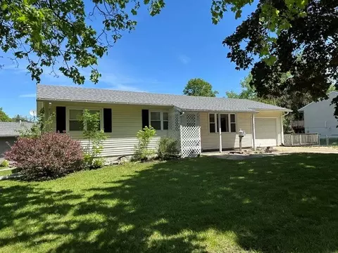 607 9th St, Charles City, IA 50616