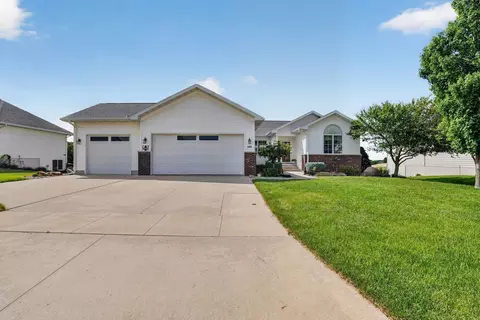 108 Eagle Ridge Dr, Waverly, IA 50677