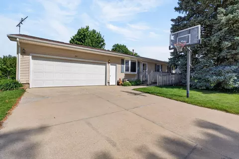 321 Devlin Cir, Cedar Falls, IA 50613