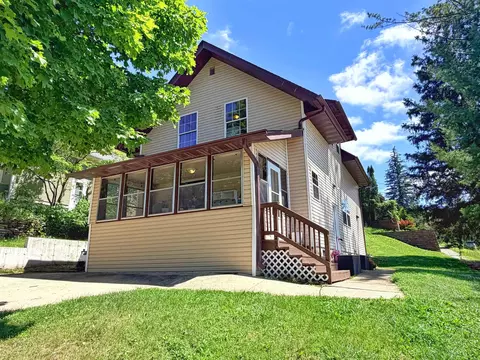 201 Hollihan St, Decorah, IA 52101