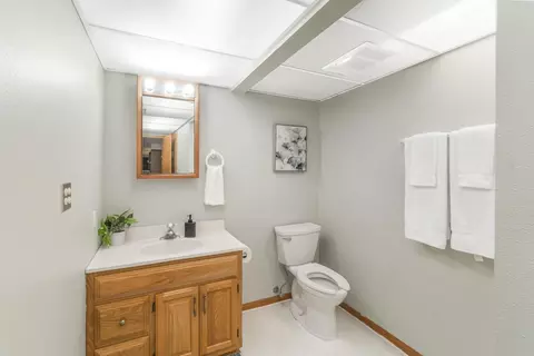Bath - 711 Hearthside Dr, Cedar Falls, IA 50613 photo 3 of 3