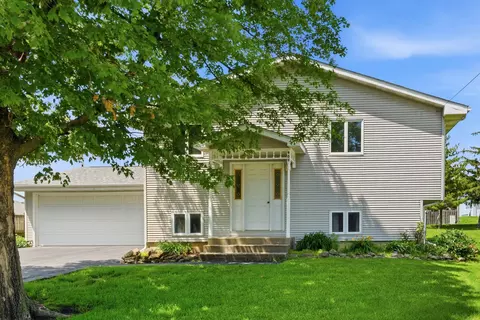 909 W Delaware St, Manchester, IA 52057