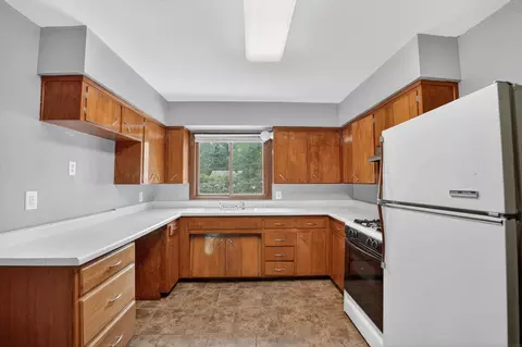 Kitchen - 237 Miriam Dr, Waterloo, IA 50702 photo 1 of 2