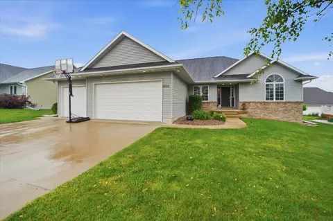 5021 Mercedes Bnd, Waterloo, IA 50701