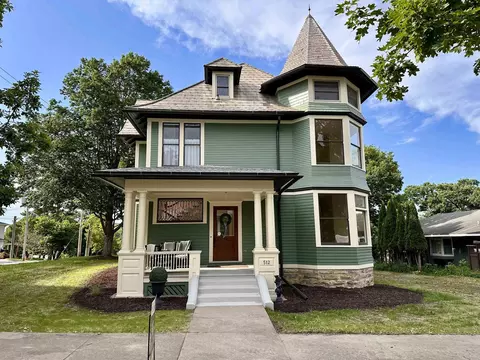512 W Broadway St, Decorah, IA 52101
