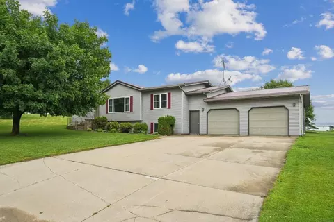 672 9th St NW, Dyersville, IA 52040