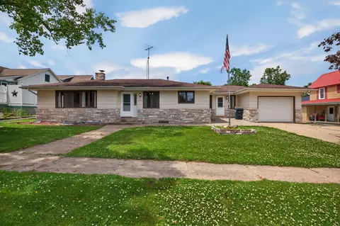 305 4th St, Parkersburg, IA 50665