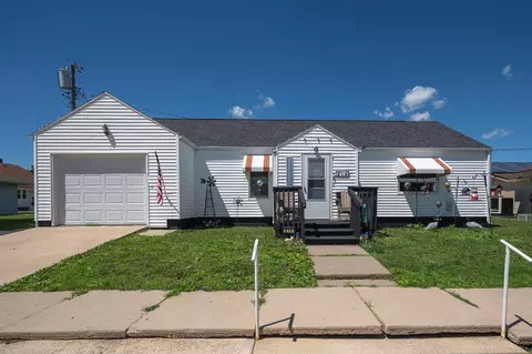214 1st St, Keystone, IA 52249